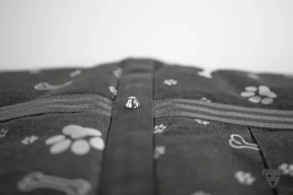 Hunde-Reisebett-in-Anthrazit-mit-silbernem-Pfoten-und-Knochen-Print, handgefertigt-von-handmade-4-dogs. Die-Liegefläche-ist-ein-dickerer-kuscheliger-Jeans-Stoff