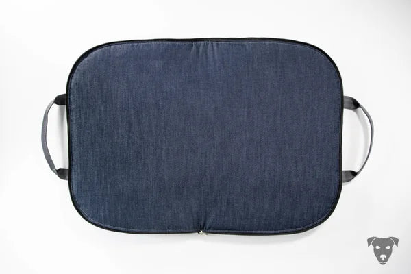 Hunde-Reisebett-in-Anthrazit-mit-silbernem-Pfoten-und-Knochen-Print, handgefertigt-von-handmade-4-dogs. Die-Liegefläche-ist-ein-dickerer-kuscheliger-Jeans-Stoff