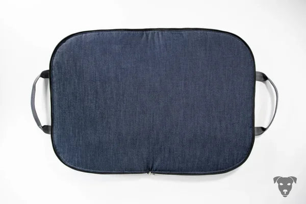 Hunde-Reisebett-in-Anthrazit-mit-silbernem-Pfoten-und-Knochen-Print, handgefertigt-von-handmade-4-dogs. Die-Liegefläche-ist-ein-dickerer-kuscheliger-Jeans-Stoff