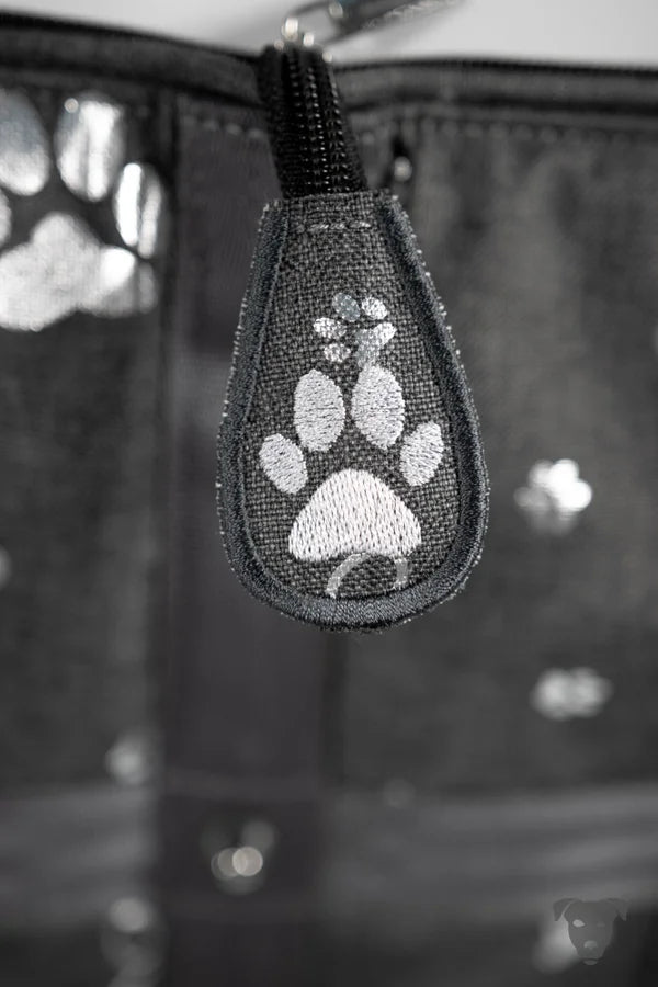 Hunde-Reisebett-in-Anthrazit-mit-silbernem-Pfoten-und-Knochen-Print, handgefertigt-von-handmade-4-dogs. Die-Liegefläche-ist-ein-dickerer-kuscheliger-Jeans-Stoff