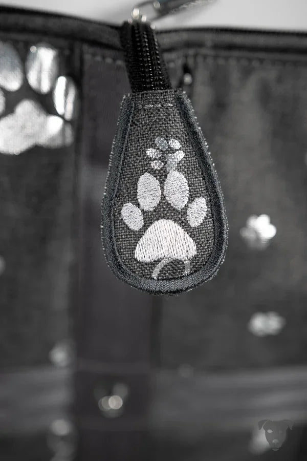Hunde-Reisebett-in-Anthrazit-mit-silbernem-Pfoten-und-Knochen-Print, handgefertigt-von-handmade-4-dogs. Die-Liegefläche-ist-ein-dickerer-kuscheliger-Jeans-Stoff