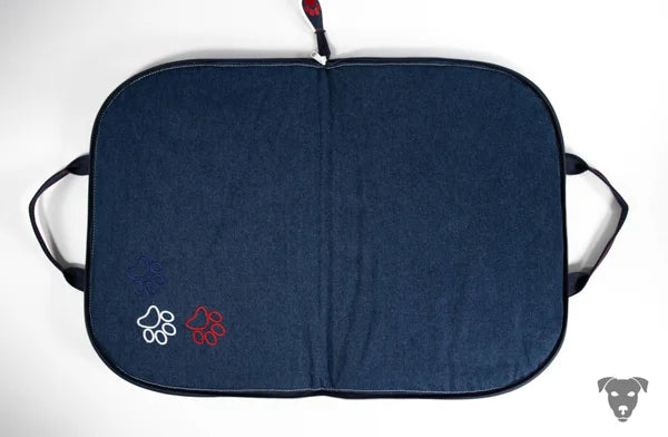 Hunde-Reisebett-handgefertigt-von-handmade-4-dogs-in-Taschenform-im-Design-der-französischen-Nationalfarben-blau-weiß-rot-die-Taschengurte-sind-in-dunkelblau-die-liegefläche-ist-aus-einem-schwerem-Jeansstoff-wellcher-mit-3-Pfoten-bestickt-ist-ebenso-in-den-Farben-der-Tricolore