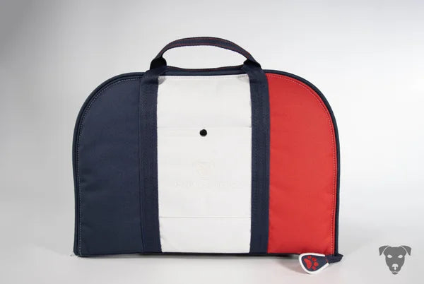 Hunde-Reisebett-handgefertigt-von-handmade-4-dogs-in-Taschenform-im-Design-der-französischen-Nationalfarben-blau-weiß-rot-die-Taschengurte-sind-in-dunkelblau-die-liegefläche-ist-aus-einem-schwerem-Jeansstoff-wellcher-mit-3-Pfoten-bestickt-ist-ebenso-in-den-Farben-der-Tricolore