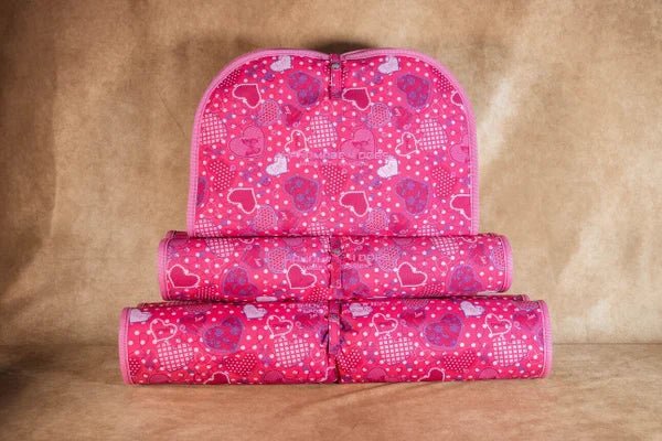 pinkes-handgefertigtes-hunde-reisebett-von-handmade-4-dogs-im-bunten-herz-design-mit-einer-kuscheilweichen-liegefläche-in-flieder