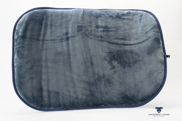 wedgewood farbenes Hunde Reisebett handgefertigt von handmade-4-dogs für deinen Liebling mit dunkelblauer Einfassung und einer dunkelblauen 4cm dicken Liegefläche