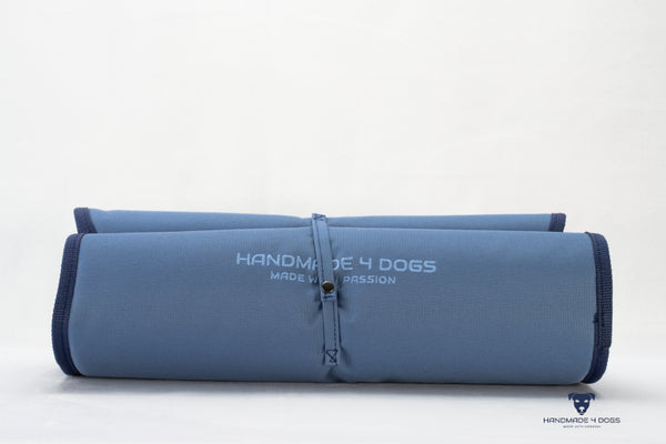 wedgewood farbenes Hunde Reisebett handgefertigt von handmade-4-dogs für deinen Liebling mit dunkelblauer Einfassung und einer dunkelblauen 4cm dicken Liegefläche