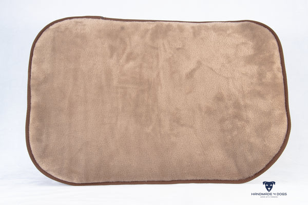 braunes-hunde-reisebett-mit-einer-braunen-dicken-kuscheldecke-und-braun-eingefasst-handgefertigt-von-handmade-4-dogs