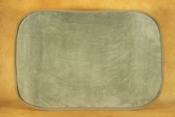 pflaume farbenes gerolltes Hunde Reisebett handgefertigt von handmade 4 dogs mit einer mintgrünen dicken Liegefläche aus Microfaser