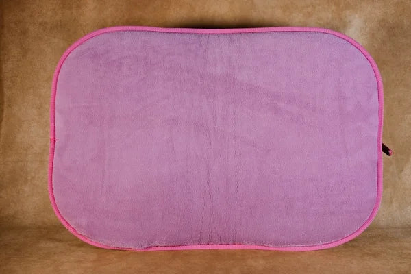 pinkes-handgefertigtes-hunde-reisebett-von-handmade-4-dogs-im-bunten-herz-design-mit-einer-kuscheilweichen-liegefläche-in-flieder