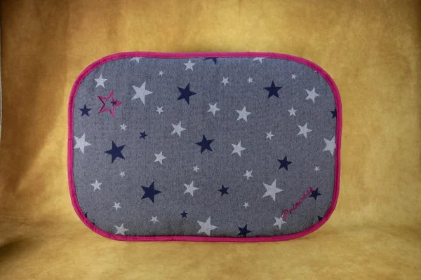 gerolltes-hunde-reisebett-handgefertigt-von-handmade-4-dogs-in-pinkem-wasserdichten-aussenmaterial-und-innen-mit-einem-hellen-jeansstoff-mit-sternen-dekor