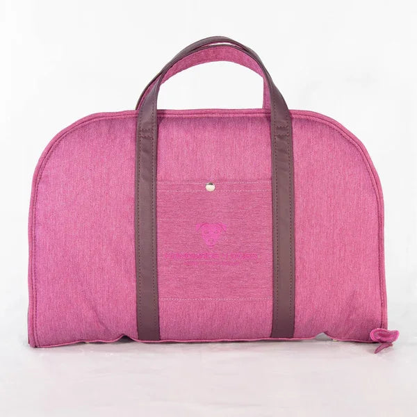 hunde-reisebett-in-pinker-Jeansoptik ,die-griffe-sind-aus-veganem-Leder-gefertigt, die-Liegefläche-des-Hunde-Reisebettes-ist-eine-bestickter-grauer-Alcantara, das-hunde-reisebett-ist-handgefertigt-von-handmade-4-dogs, auf-dem-hunde-reisebett-welches-handgefertigt-ist-liegt-ein-parson-russell-terrier.sie-heißt-bourbon-vanille-of-green-spirits