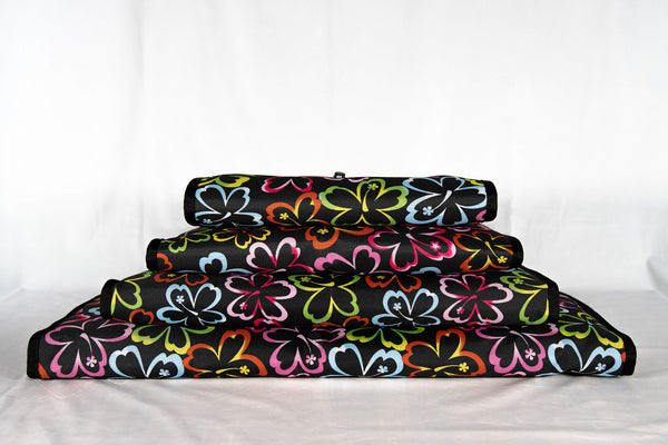 Hunde-Reisebett-von-handmade-4-dogs-Dieses-Hunde-Reisebett-hat-aussen-bunte-Hibiskusblüten-auf-schwarzem-Untergurnd-wurde-mit-einem-schwarzen-riemen-eingefaßt-und-die-liegefläche-wird-aus-einem-12oz-jeansstoff-gebildet-welcher-4-cm-dick-ist