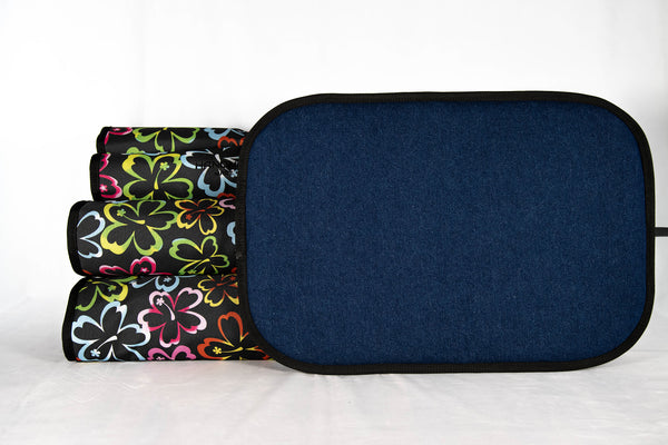 Hunde-Reisebett-von-handmade-4-dogs-Dieses-Hunde-Reisebett-hat-aussen-bunte-Hibiskusblüten-auf-schwarzem-Untergurnd-wurde-mit-einem-schwarzen-riemen-eingefaßt-und-die-liegefläche-wird-aus-einem-12oz-jeansstoff-gebildet-welcher-4-cm-dick-ist