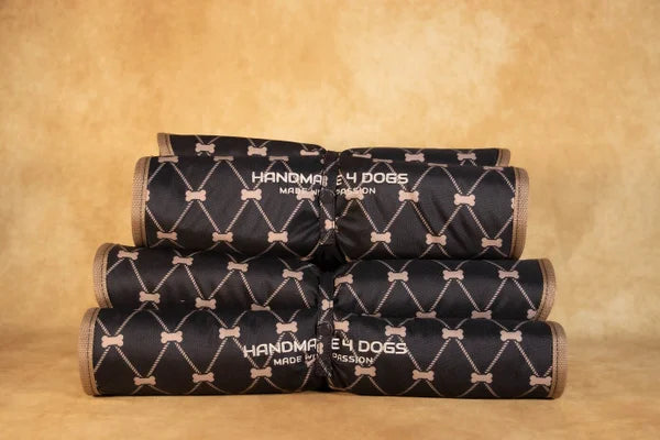 dieses-handgefertigte-Hunde-Reisebett-von-handmade-4-dogs-ist-ein-schwarzer-Aussenstoff-mit-einem-seil-und-knochendesign-darauf-in-Rhombenform-die-an-das-Design-von-Louis-Vuitton-erinnern-die-Liegefläche-dieses-handgefertigten-Reisebettes-für-Hunde-ist-sandfarben-kuschelig-und-4cm-dick