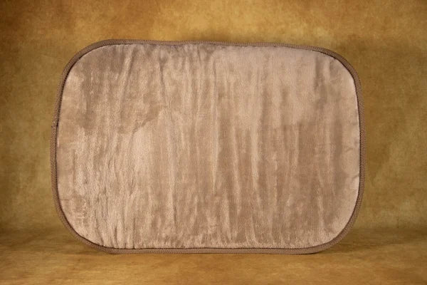 dieses-handgefertigte-Hunde-Reisebett-von-handmade-4-dogs-ist-ein-schwarzer-Aussenstoff-mit-einem-seil-und-knochendesign-darauf-in-Rhombenform-die-an-das-Design-von-Louis-Vuitton-erinnern-die-Liegefläche-dieses-handgefertigten-Reisebettes-für-Hunde-ist-sandfarben-kuschelig-und-4cm-dick