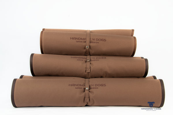 braunes-hunde-reisebett-mit-einer-braunen-dicken-kuscheldecke-und-braun-eingefasst-handgefertigt-von-handmade-4-dogs