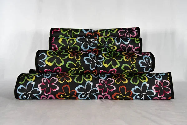 Hunde-Reisebett-von-handmade-4-dogs-Dieses-Hunde-Reisebett-hat-aussen-bunte-Hibiskusblüten-auf-schwarzem-Untergurnd-wurde-mit-einem-schwarzen-riemen-eingefaßt-und-die-liegefläche-wird-aus-einem-12oz-jeansstoff-gebildet-welcher-4-cm-dick-ist