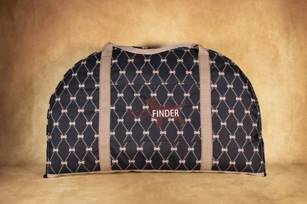 Spoorfinder, handgefertigtes-Hunde-Reisebett-grundfarbe-ist-schwarz-darüber-Rhomben-in-gold-derren-schnittpunkte-knochen-sind-die-Taschengurte-sind-in-rosenholz-farben-die Kuscheldecke-die-als-liegefläche-dient-ist-ebenso-aus-einem-rosenholzfarbenen-kuschelstoff