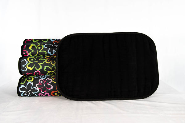 Hunde-Reisekissen-mit-großen-bunten-Hibiskusblüten-das-handgefertigte-Hunde-Reisekissen-ist-in-schwarz-eingefaßt-und-die-liegefläche-ist-aus-schwarzme-genua-möbel-cord-gefertigt