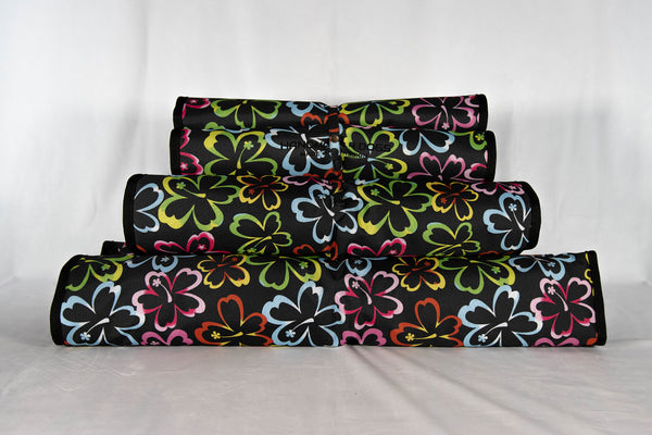 Hunde-Reisekissen-mit-großen-bunten-Hibiskusblüten-das-handgefertigte-Hunde-Reisekissen-ist-in-schwarz-eingefaßt-und-die-liegefläche-ist-aus-schwarzme-genua-möbel-cord-gefertigt