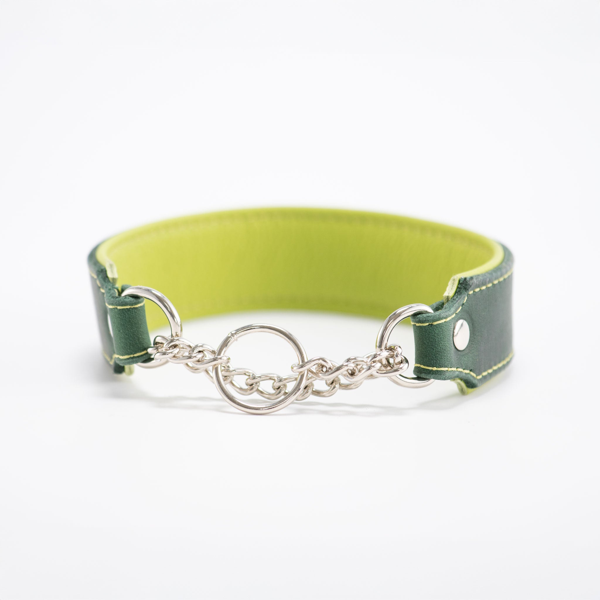 ein Edelstahl kettenzug auf einem Fettleder-Hundehalsband in dunkelgrün innenansicht des apfelgrünen Rindsleders