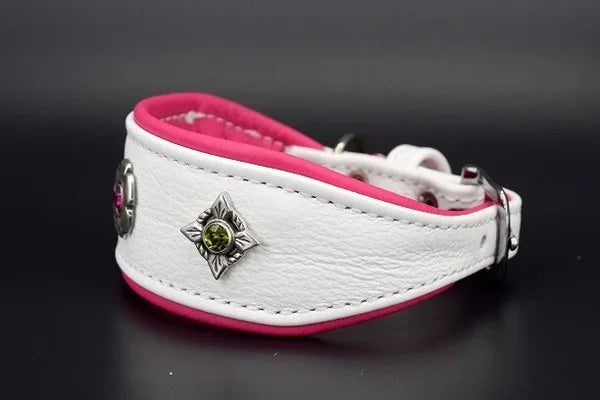 Hundehalsband feinst bestickt, handgefertigte Hundehalsbänder aus Meisterhand. Fettleder Halsband, Riemen Halsband oder klassisches Nappa Halsband, mit Lasergravur, Heiß Geprägt oder feinst bestickt, handmade-4-dogs