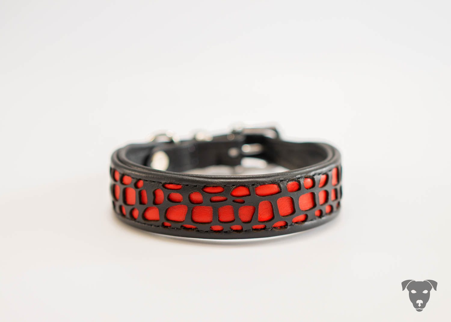 Hundehalsband feinst bestickt, handgefertigte Hundehalsbänder aus Meisterhand. Fettleder Halsband, Riemen Halsband oder klassisches Nappa Halsband, mit Lasergravur, Heiß Geprägt oder feinst bestickt, handmade-4-dogs, Hundehalsband mit Laser cut outs