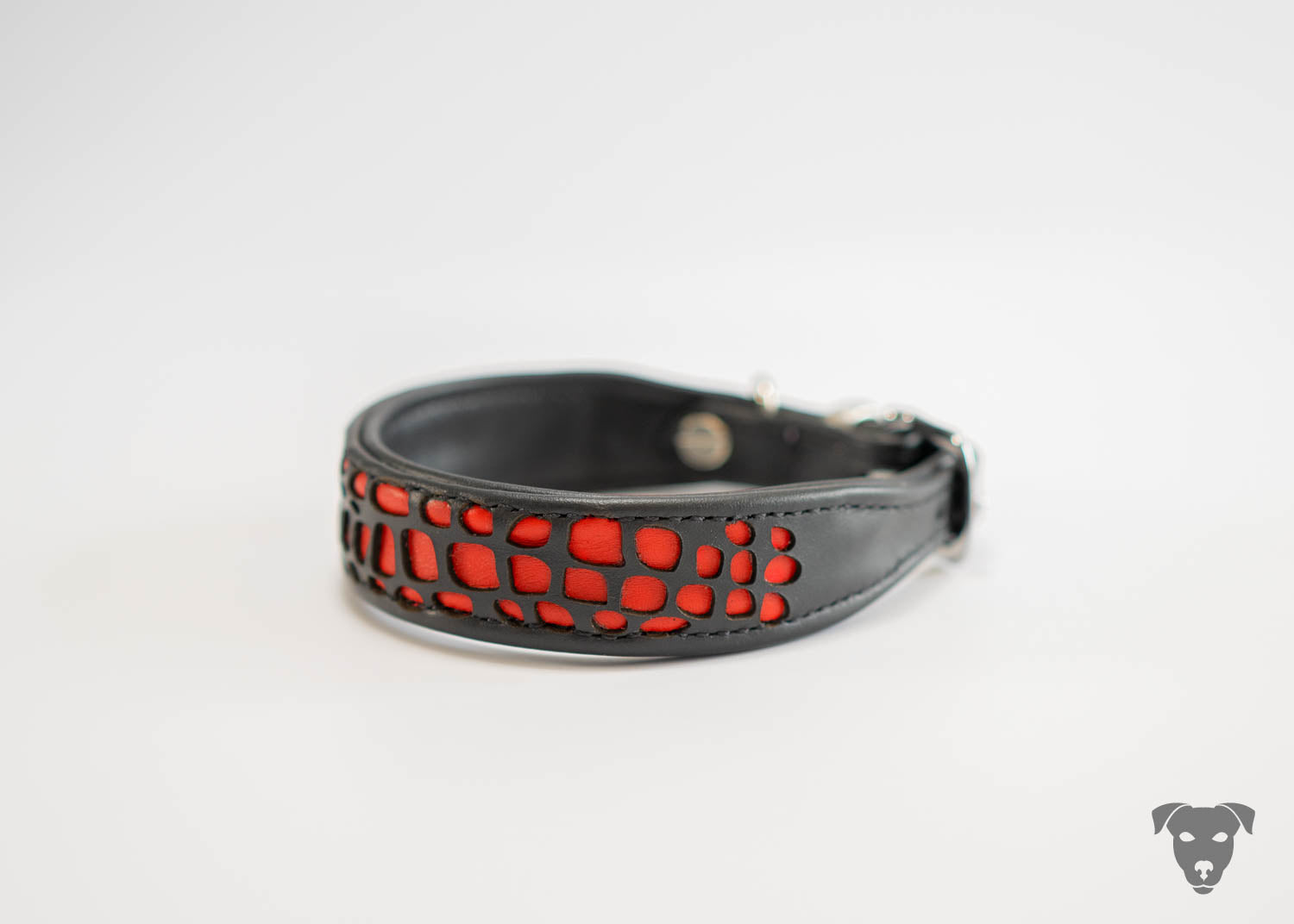 Hundehalsband feinst bestickt, handgefertigte Hundehalsbänder aus Meisterhand. Fettleder Halsband, Riemen Halsband oder klassisches Nappa Halsband, mit Lasergravur, Heiß Geprägt oder feinst bestickt, handmade-4-dogs, Hundehalsband mit Laser cut outs,