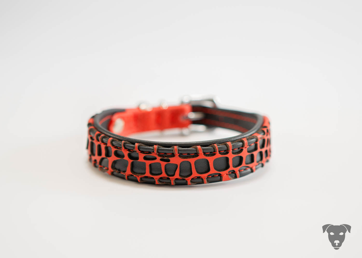 Hundehalsband feinst bestickt, handgefertigte Hundehalsbänder aus Meisterhand. Fettleder Halsband, Riemen Halsband oder klassisches Nappa Halsband, mit Lasergravur, Heiß Geprägt oder feinst bestickt, handmade-4-dogs, Hundehalsband mit Laser cut outs,