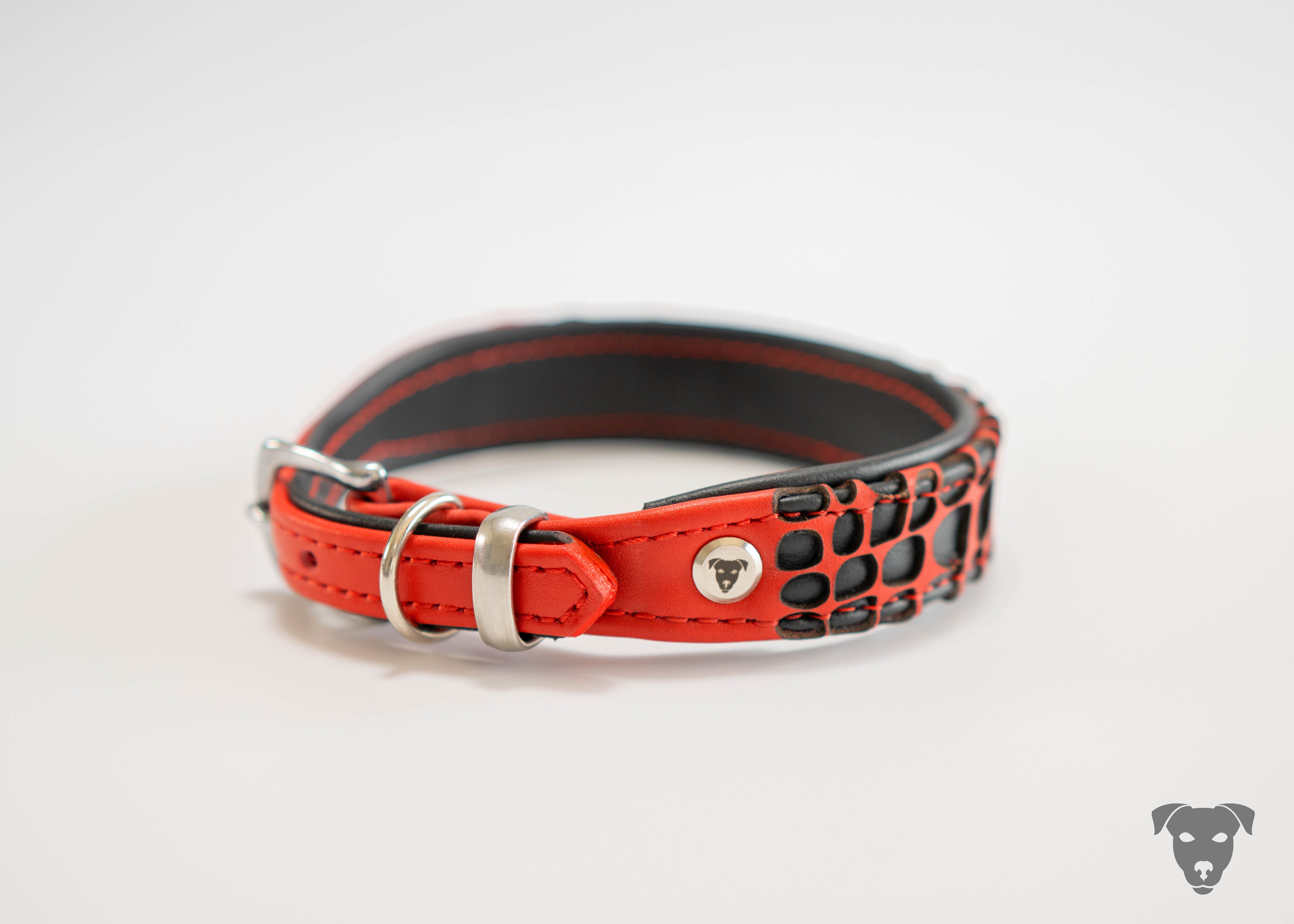 Hundehalsband feinst bestickt, handgefertigte Hundehalsbänder aus Meisterhand. Fettleder Halsband, Riemen Halsband oder klassisches Nappa Halsband, mit Lasergravur, Heiß Geprägt oder feinst bestickt, handmade-4-dogs, Hundehalsband mit Laser cut outs