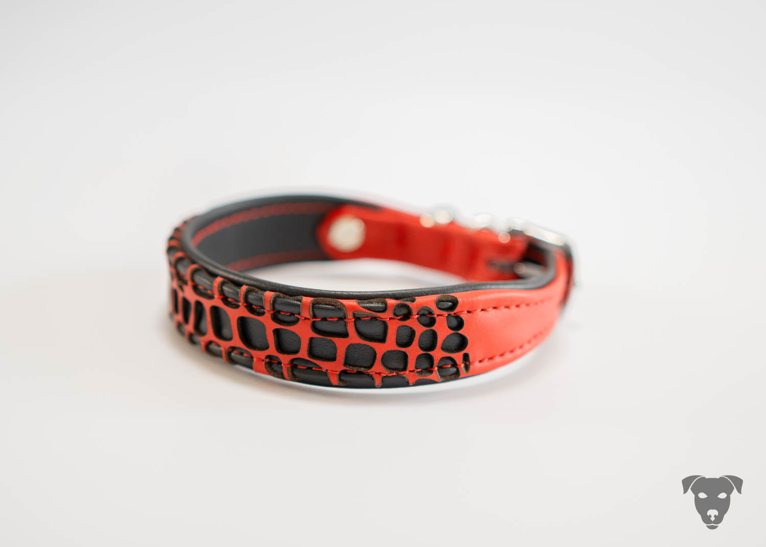 Hundehalsband feinst bestickt, handgefertigte Hundehalsbänder aus Meisterhand. Fettleder Halsband, Riemen Halsband oder klassisches Nappa Halsband, mit Lasergravur, Heiß Geprägt oder feinst bestickt, handmade-4-dogs, Hundehalsband mit Laser cut outs