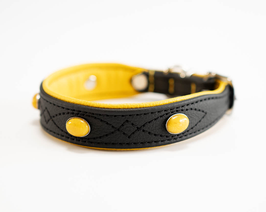 Hundehalsband feinst bestickt, handgefertigte Hundehalsbänder aus Meisterhand. Fettleder Halsband, Riemen Halsband oder klassisches Nappa Halsband, mit Lasergravur, Heiß Geprägt oder feinst bestickt, handmade-4-dogs, Hundehalsband mit Edelsteinen, Morticia, Evangeline of Green Spirits