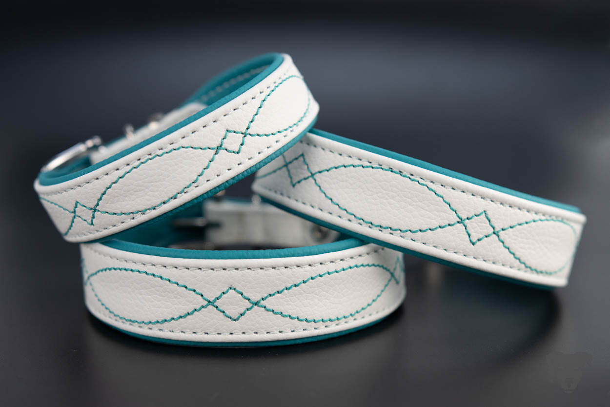 Hundehalsband feinst bestickt, handgefertigte Hundehalsbänder aus Meisterhand. Fettleder Halsband, Riemen Halsband oder klassisches Nappa Halsband, mit Lasergravur, Heiß Geprägt oder feinst bestickt, handmade-4-dogs