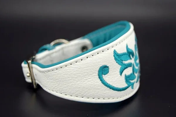 Hundehalsband feinst bestickt, handgefertigte Hundehalsbänder aus Meisterhand. Fettleder Halsband, Riemen Halsband oder klassisches Nappa Halsband, mit Lasergravur, Heiß Geprägt oder feinst bestickt, handmade-4-dogs