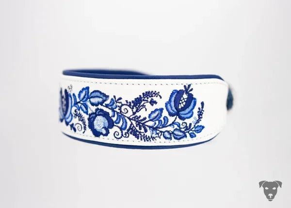 Hundehalsband feinst bestickt, handgefertigte Hundehalsbänder aus Meisterhand. Fettleder Halsband, Riemen Halsband oder klassisches Nappa Halsband, mit Lasergravur, Heiß Geprägt oder feinst bestickt, handmade-4-dogs