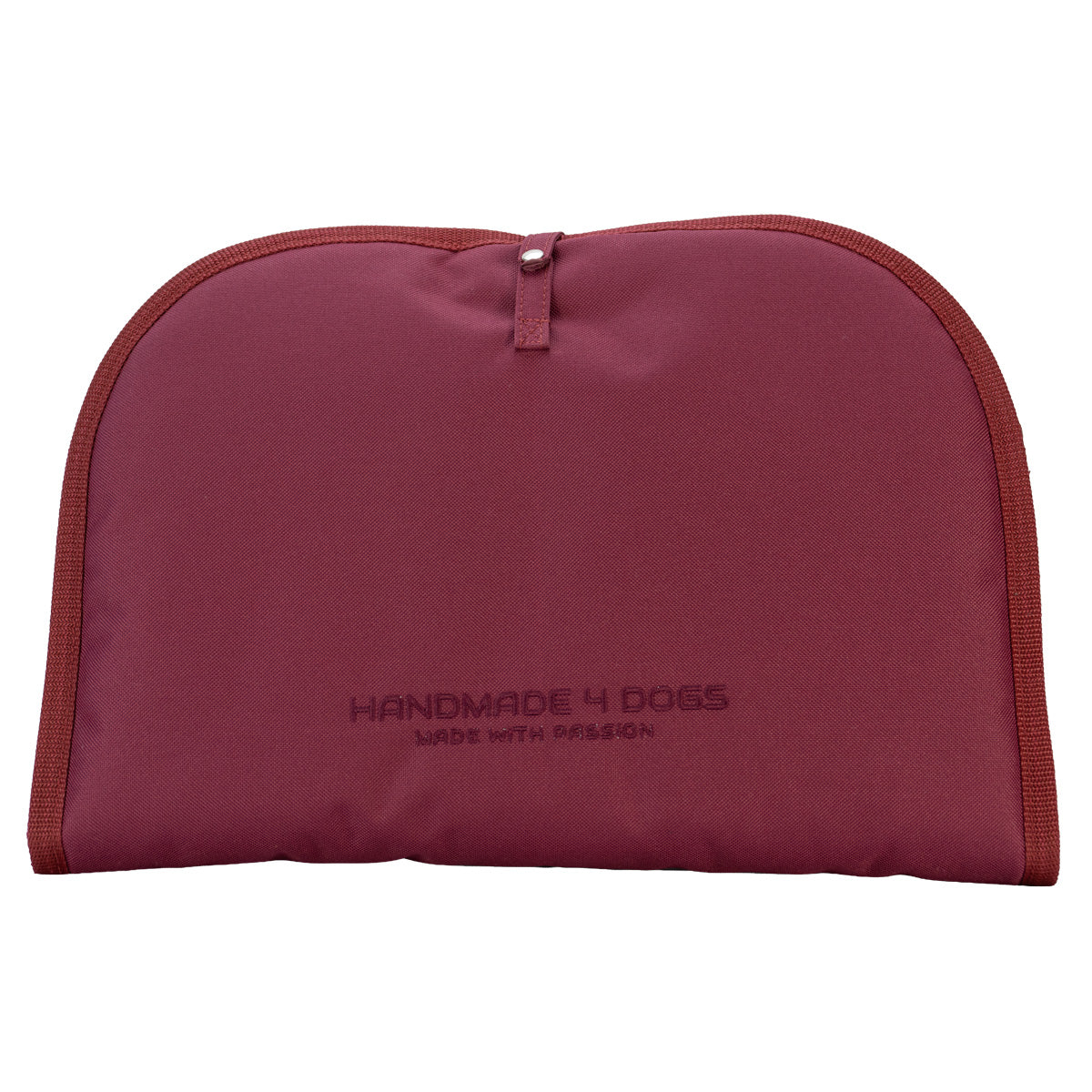 Geschlossenes Dog Bed To Go LIGHT Hundereisebett in Brombeere mit gesticktem handmade4dogs Logo.