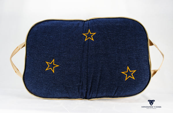 Hundereisebett-in-Taschenform- Desert-camouflage-outdoor-Stoff-mit-sandfarbenen-Griffen-die-Liegefläche-wurde-aus-einem-Jeansstoff-gefertigt-und-mit-Sternen-bestickt-handgefertigt-von-handmade-4-dogs