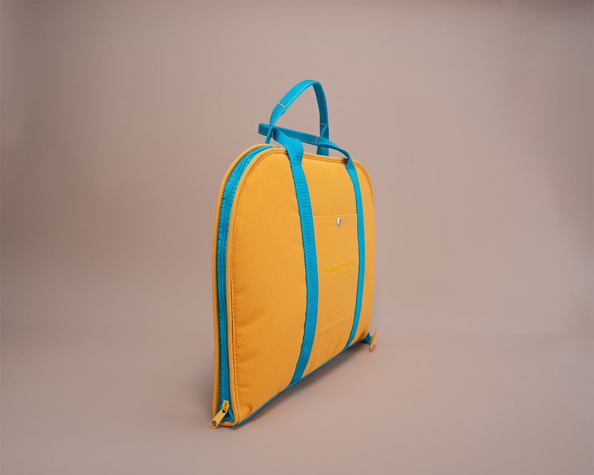 Hunde reisebett in sonnengelb mit türkisem Trageriemen und einem türkisen Reißverschluss. handgefertigt von handmade 4 dogs