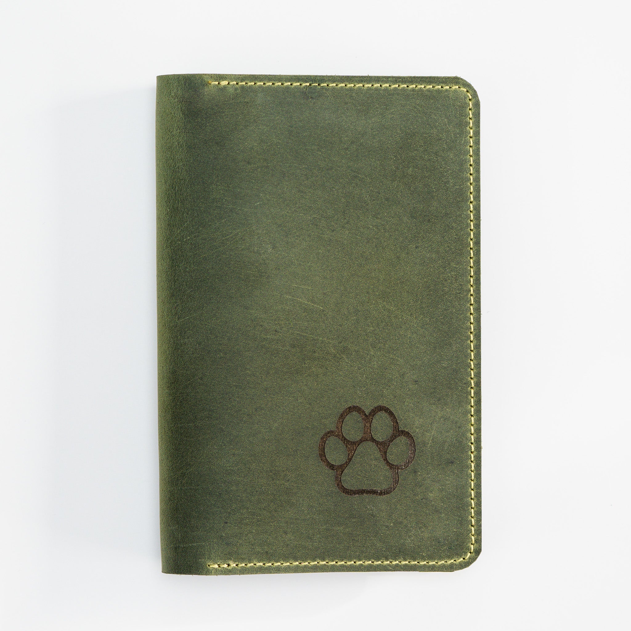 crazy-horse-leder-impfpasshülle-für-haustiere-mit-pfotengravur-in-hunter-green