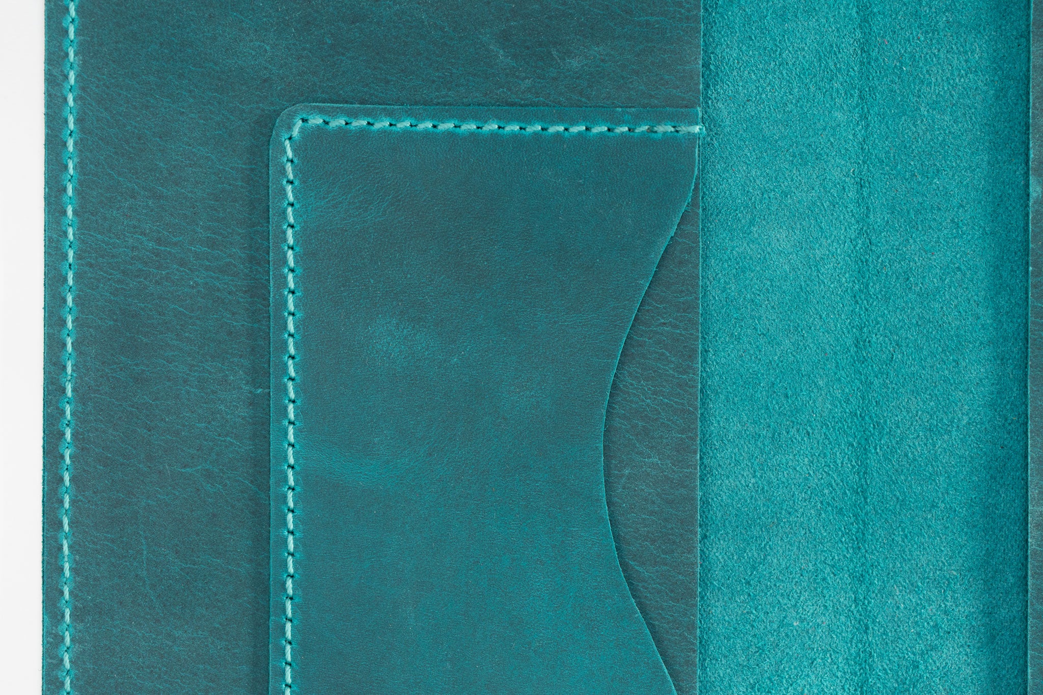 Dein Unikat: Handgefertigte Heimtierausweishülle aus Crazy Horse Leder – Gestalte sie selbst!