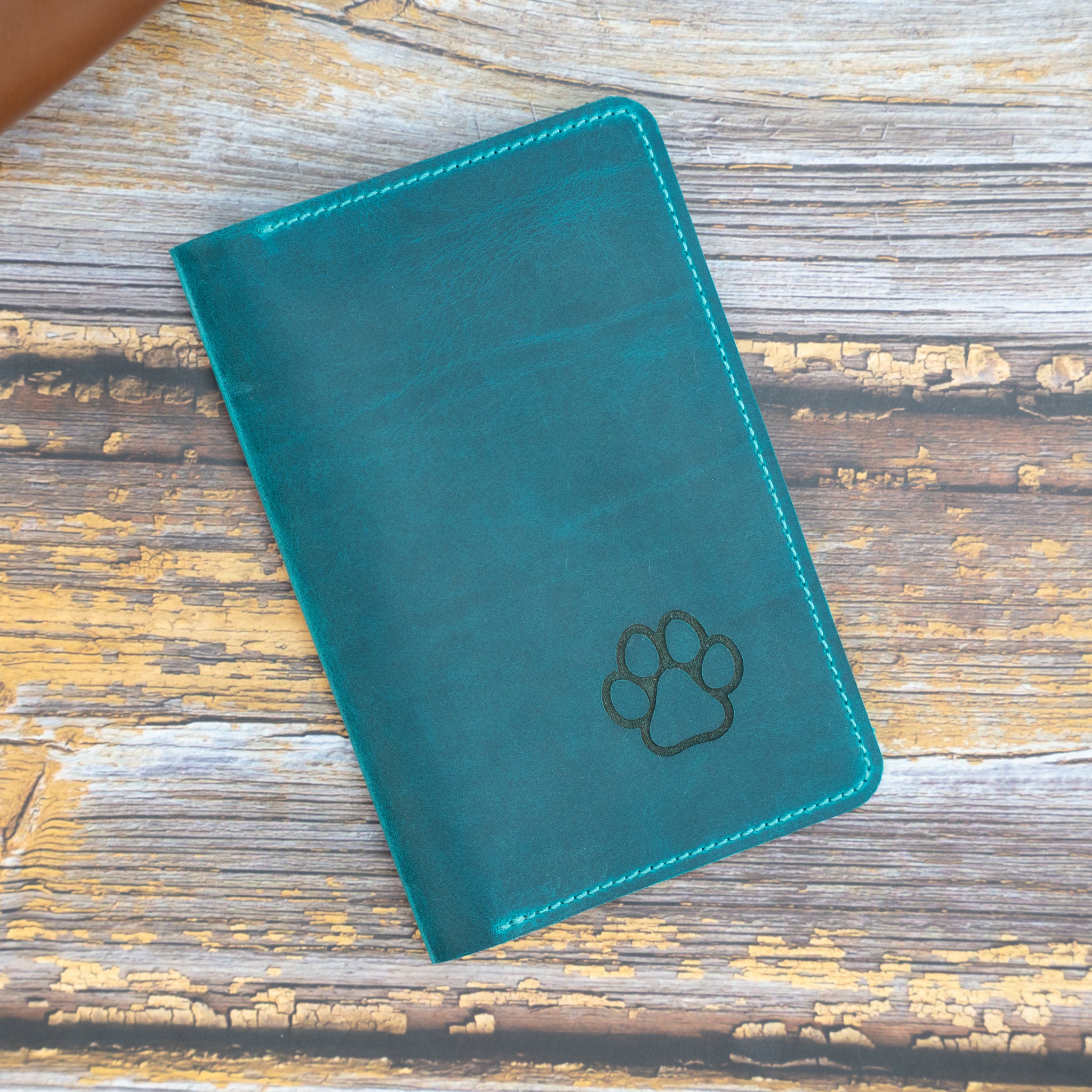 crazy-horse-leder-impfpasshülle-für-haustiere-mit-pfotengravur-in-türkis