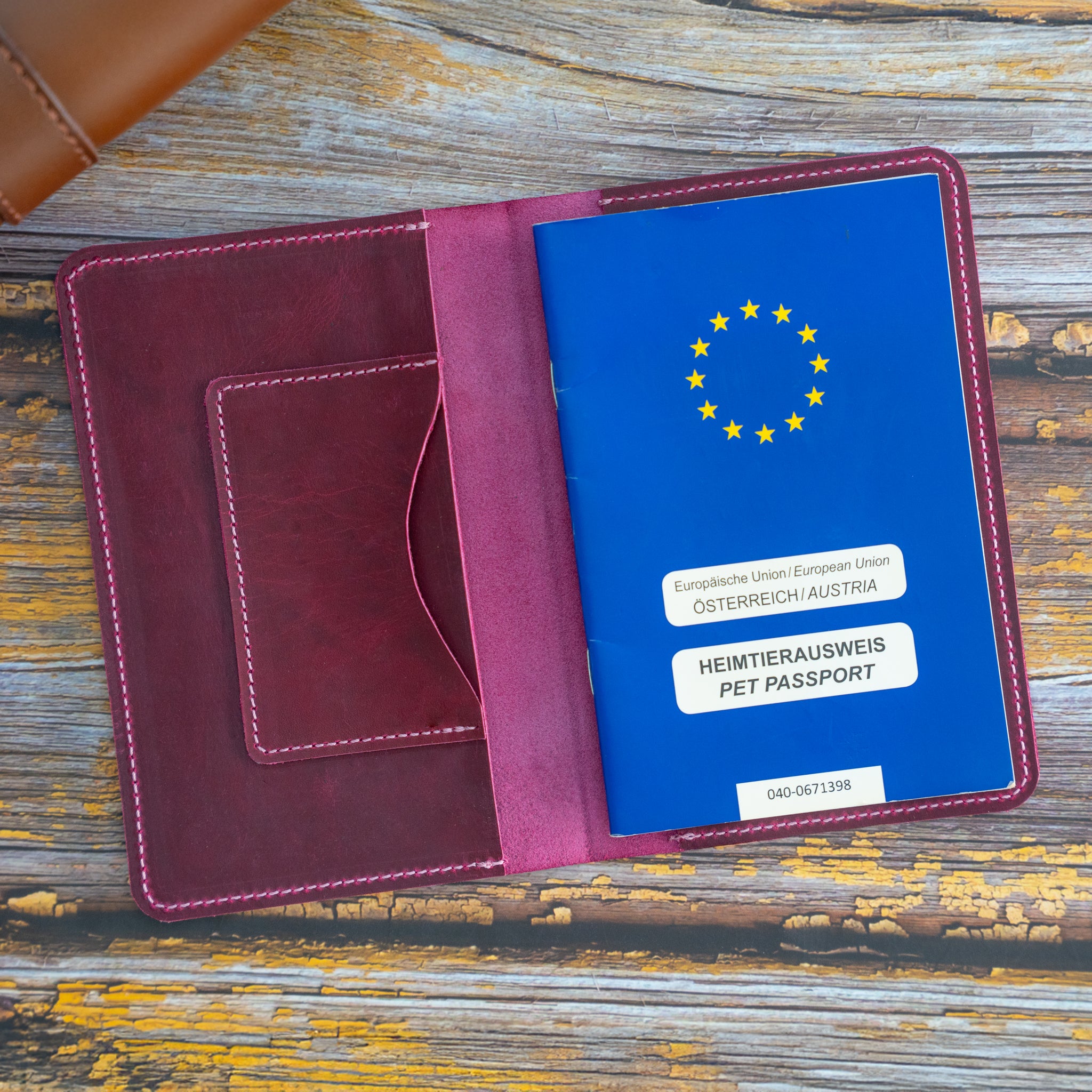 geöffnete-crazy-horse-leder-impfpasshülle-für-haustiere-mit-pfotengravur-in-magenta