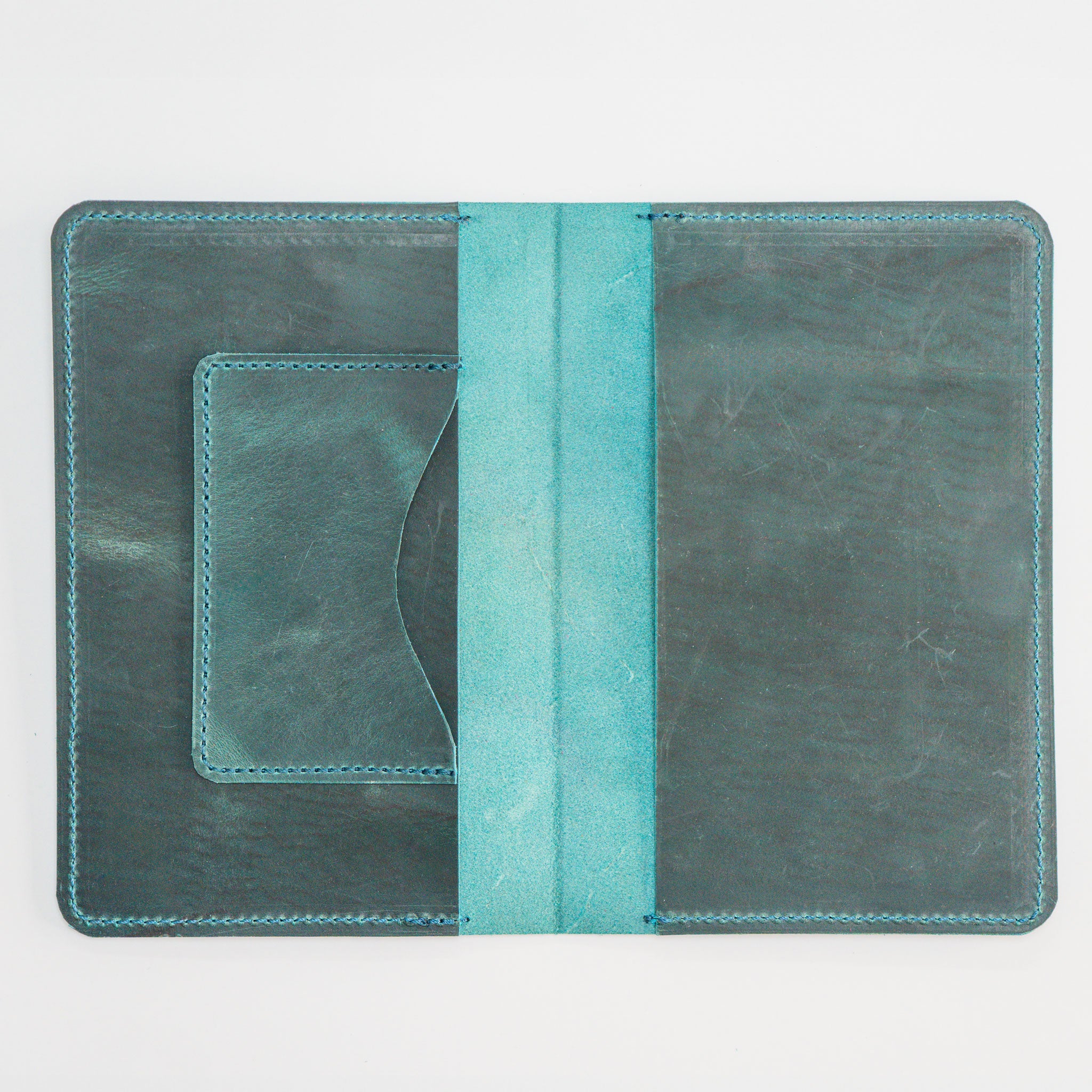 Dein Unikat: Handgefertigte Heimtierausweishülle aus Crazy Horse Leder – Gestalte sie selbst!