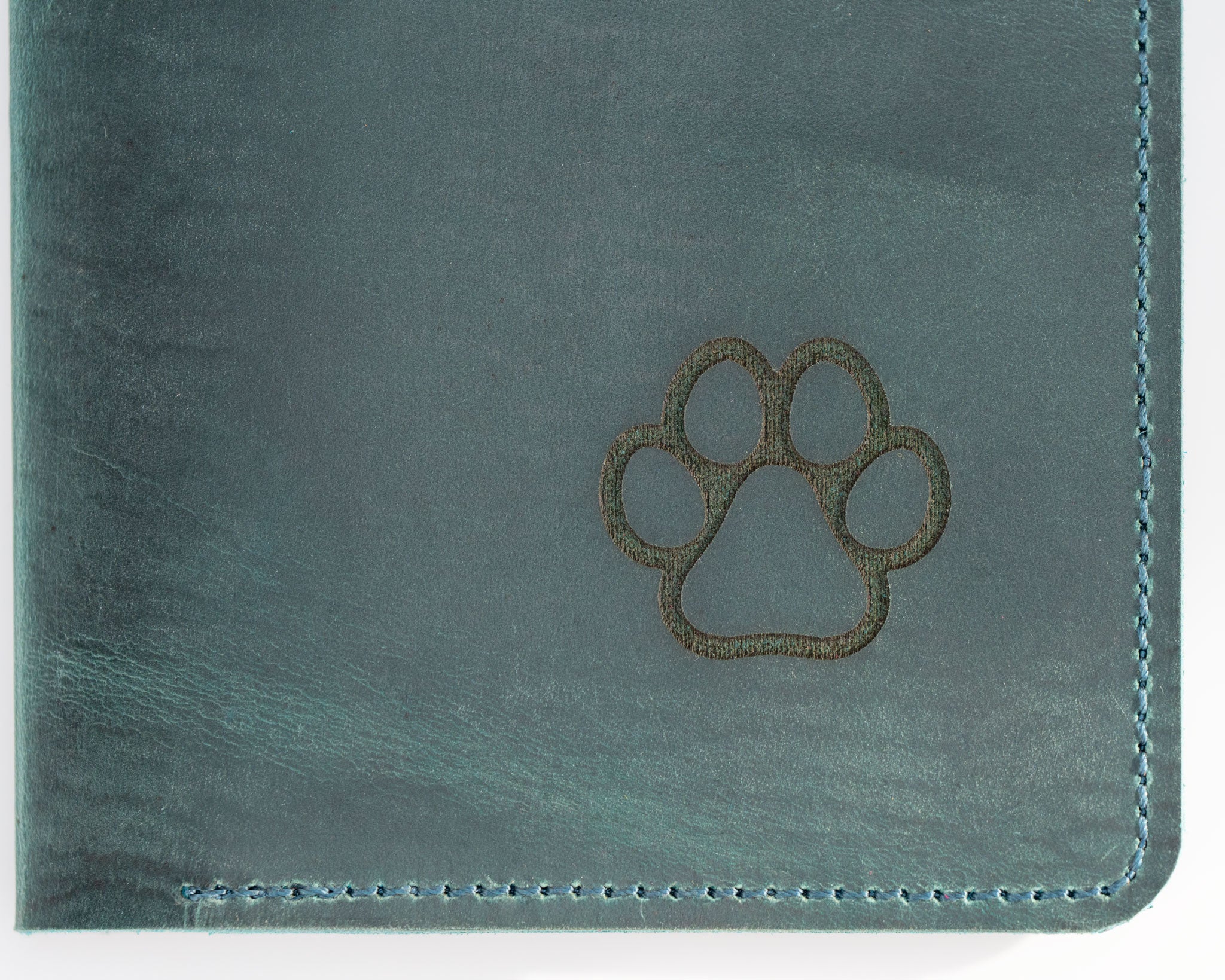 nahaufnahme-crazy-horse-leder-impfpasshülle-für-haustiere-mit-pfotengravur