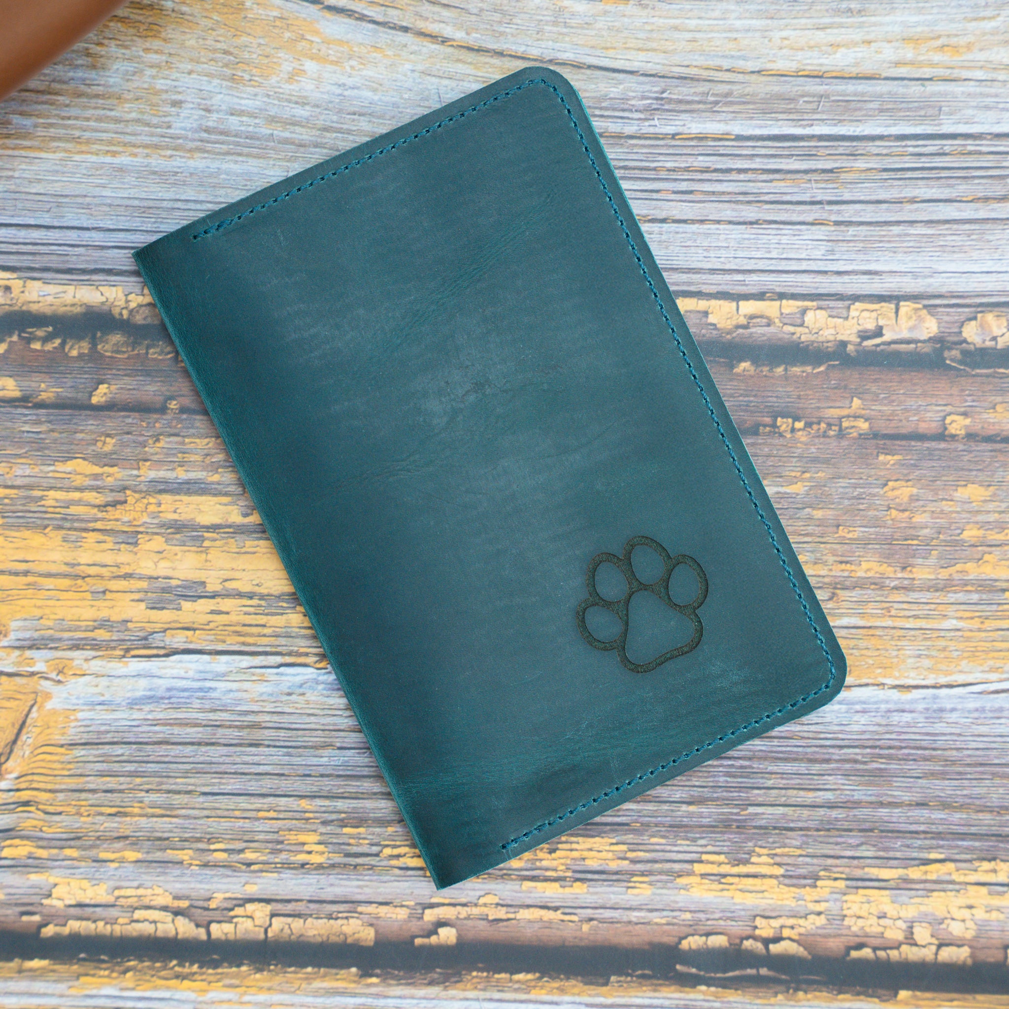 crazy-horse-leder-impfpasshülle-für-haustiere-mit-pfotengravur-in-petrol