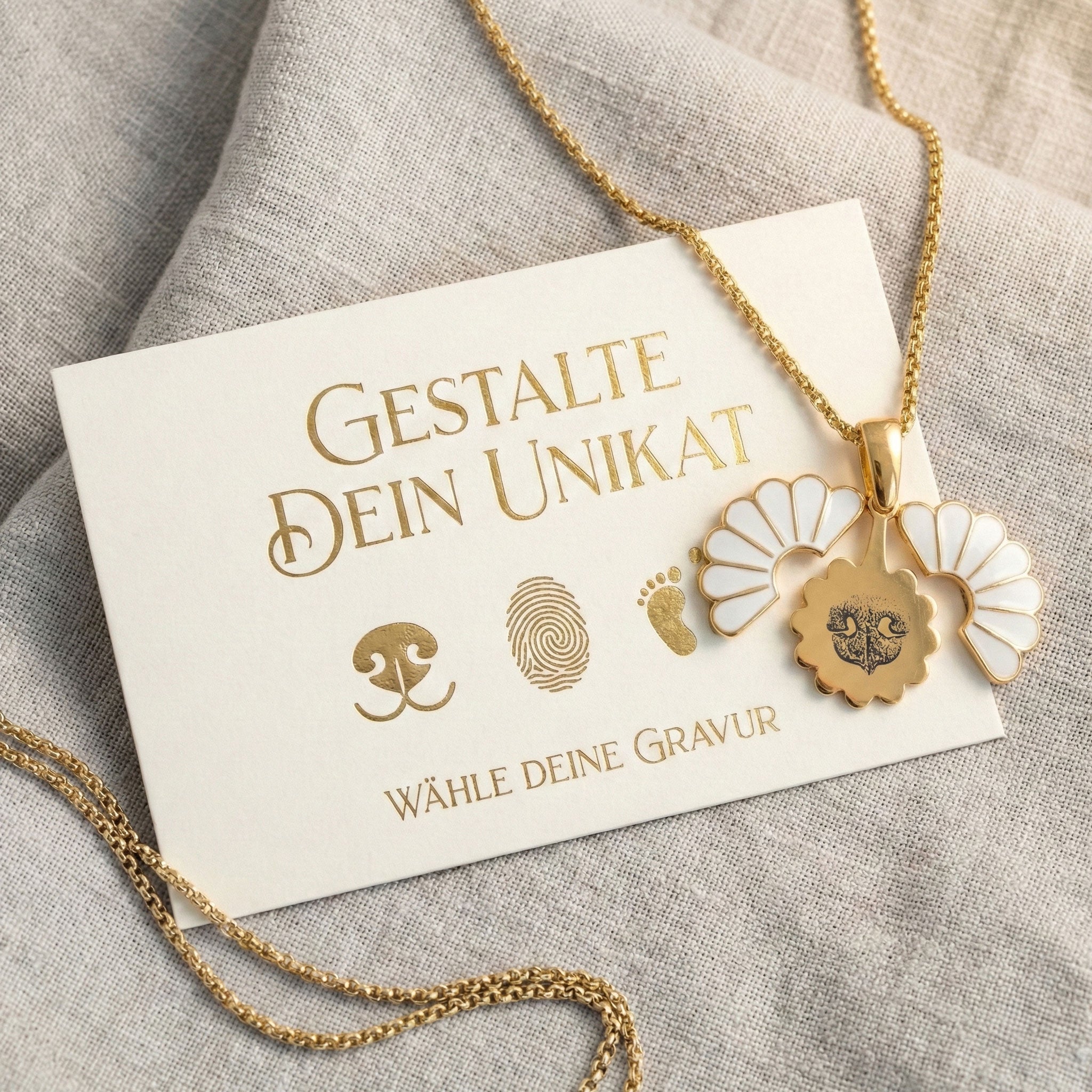 geöffnetes Margeriten Medaillon mit einem gravierten Nasenabdruck liegt auf einem groben Leinenstoff daneben eine Karte mit dem Text "gestalte dein Unikat" und einer zeichnung einer Hundenase, einem Fingerabdruck und Babyfüßen
und der Aufforderung "Wähle deine Gravur"