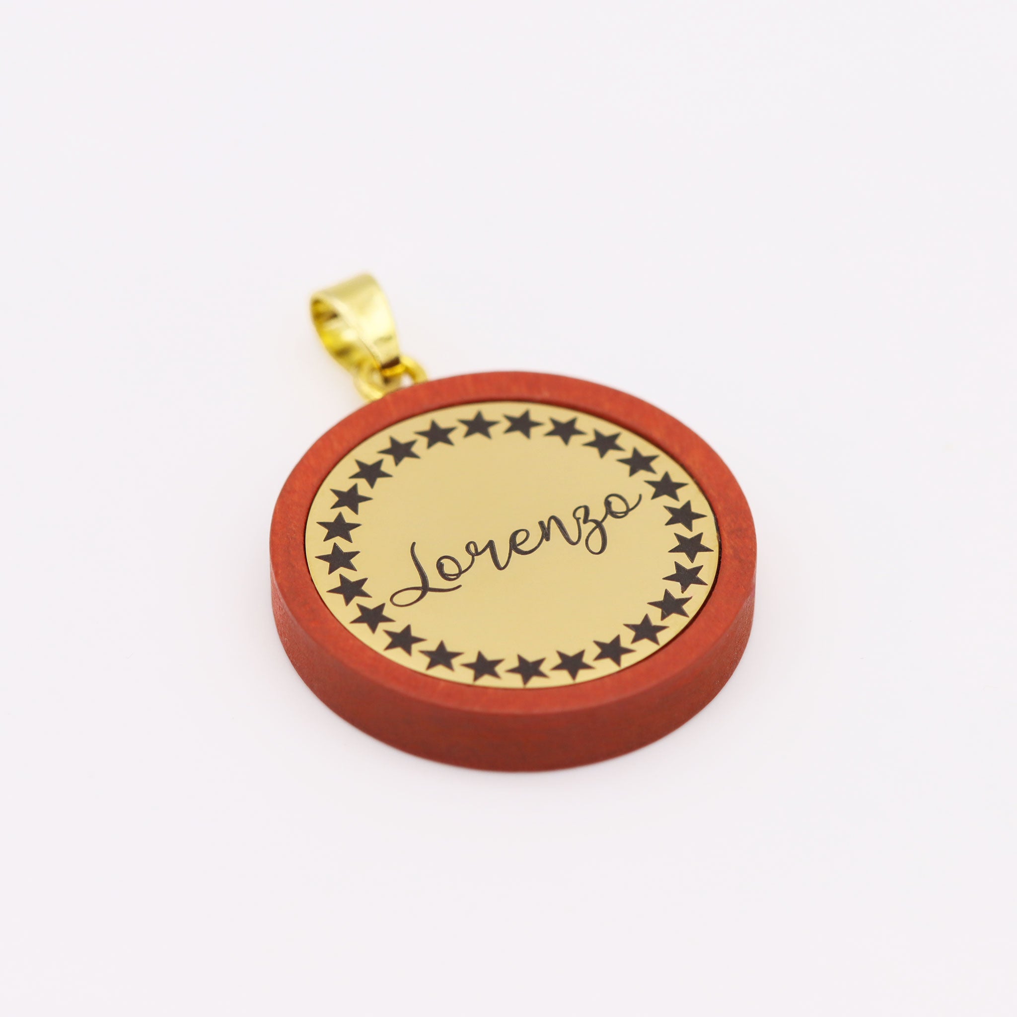 Muster-Hundemarke gefertigt aus Edelstahl mit goldlegierung darauf ein Sternenkranz mit dem Rufnamen "Lorenzo" in der mitte, gefaßt ist die Edelstahlplatte in einer Holzfassung in Kirschrot