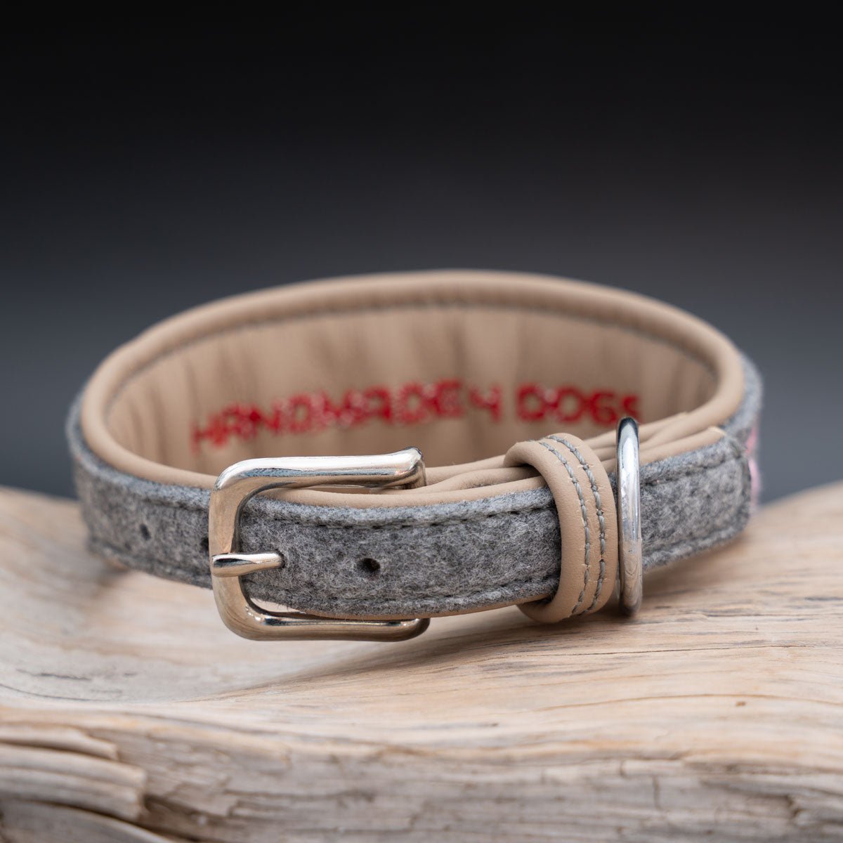 Rückansicht des Halsbandes mit Schnallenverschluss und weicher sandfarbener Lederpolsterung, innenliegender Markenstick "handmade4dogs".