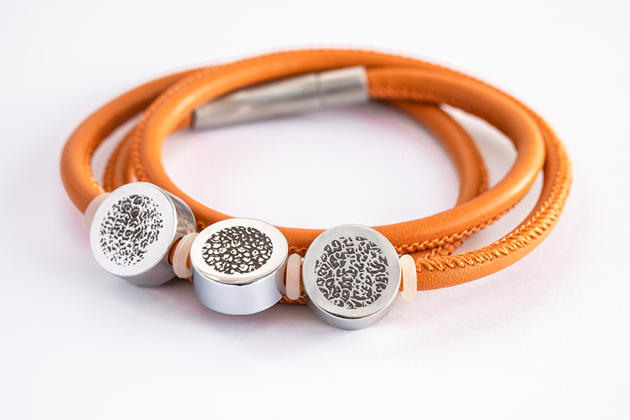 Lederarmband mit graviertem Charm