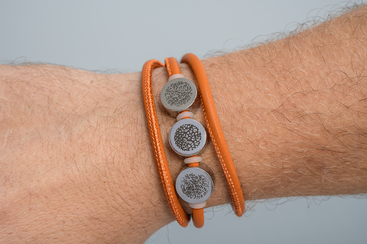 Lederarmband, rund, cognacfarben mit 3 Edelstahl Charms darauf die den Auszug von Nasenschwamm eines Hundes zeigen der tief in das Edelstahl graviert ist. by handmade-4-dogs